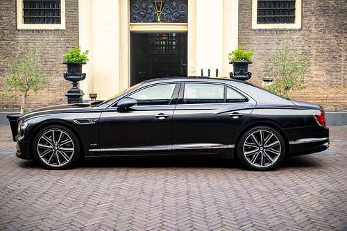 Eine Bentley Flying Spur Luxuslimousine, die auf der Straße geparkt ist