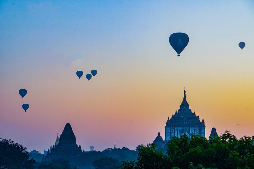 Luchtballonnen boven tempels van Bagan in Myanmar van Barbara Riedel