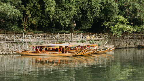 Houten boot en haar spiegeling in rustig water