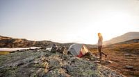 Ein schöner Sonnenuntergang beim wilden Zelten auf der Trolltunga in Norwegen von Guido Boogert Miniaturansicht