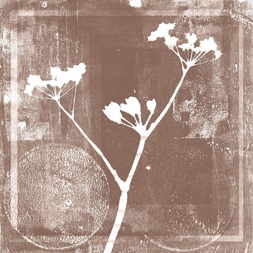 Bloemen en abstracte vormen in taupe.