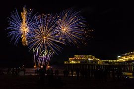 Vuurwerk op de zee bij Scheveningen Pier  by Dexter Reijsmeijer
