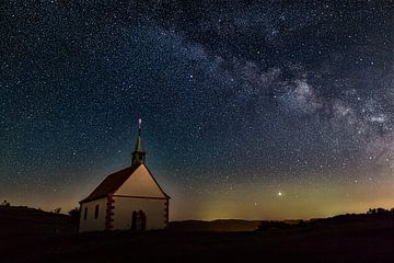 Mystische Kapelle unter Sternenhimmel von Raphotography