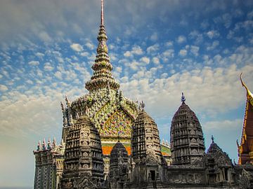 Rijkversierde tempel, tempel van de dageraad, Bangkok, Thailand van Rietje Bulthuis