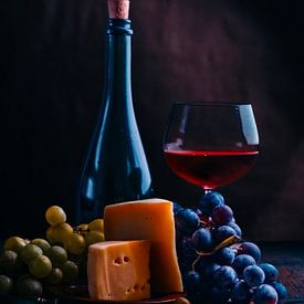 Stilleven met wijn en kaas op een rustieke houten tafel.  van Jelena Jovanovic Fine Art