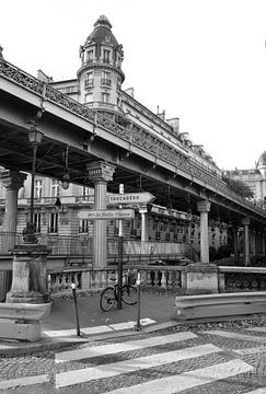 Straatbeeld rond Pont de Bir Hakeim in Parijs | zwart-wit van Evert-Jan Hoogendoorn