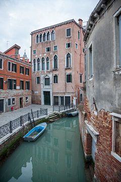 Oude panden met boot aan kanaal in oude centrum van Venetie, Italie