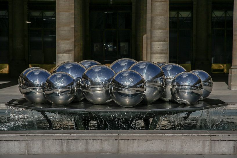 berühmte Spiegelkugeln in Paris von Eric van Nieuwland