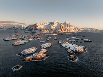 Royaume insulaire du Nord - Henningsvær dans la lumière dorée de l'hiver