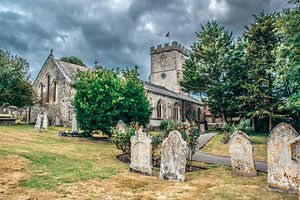 Mittelalterliche englische Kirche mit Friedhof