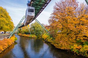 Wuppertaler Schwebebahn im Herbst