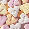 Coeurs de bonbons nostalgiques avec des textes dans des couleurs pastel. sur Christa Stroo photography