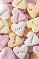 Nostalgische snoep hartjes met teksten in pastel kleuren art print - food fotografie
