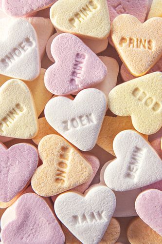 Nostalgische Bonbonherzen mit Texten in Pastellfarben.