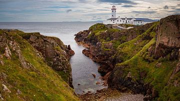 De vuurtoren van Fanad Head in Ierland van Roland Brack