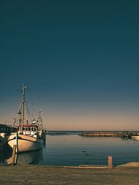 Fischerboote im Hafen bei klarem Himmel und ruhigem Wasser von Martin Köbsch
