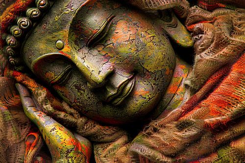 Bouddha endormi dans un enclos coloré