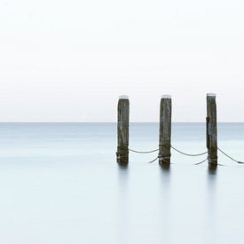 Meerpalen bij het Paard van Marken (seascape) van Bert Broer