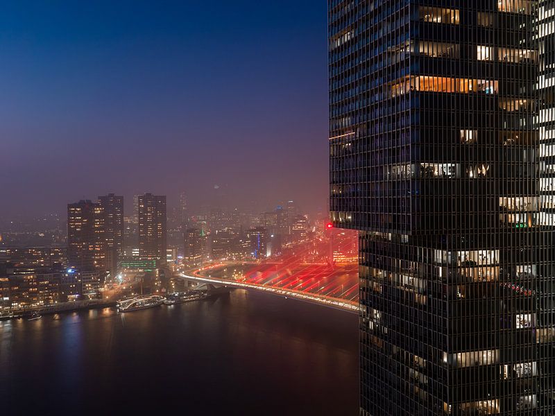 Rotterdams stadsgezicht, rode Erasmsubrug van David Zisky