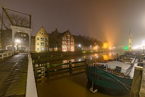 Zwolle Thorbeckegracht tijdens een mistige winteravond