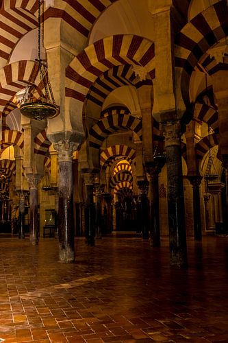 Les célèbres arches de la Mezquita à Cordoue - Espagne