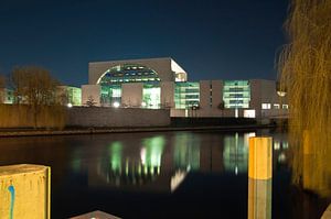 Nacht an der Spree mit Blick auf das Paul-Löbe-Haus