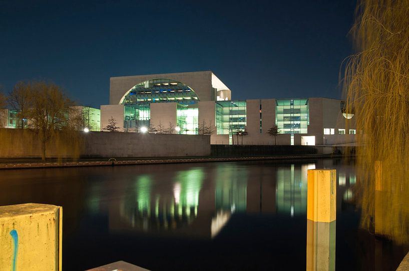 Nuit au bord de la Spree avec vue sur la maison Paul Löbe par Silva Wischeropp
