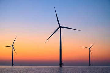 Windturbines in een offshore windpark tijdens zonsondergang van Sjoerd van der Wal