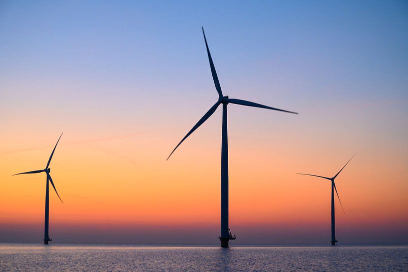 Windturbines in een offshore windpark tijdens zonsondergang van Sjoerd van der Wal Fotografie