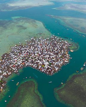 Das farbenfrohe Wasserdorf Indonesien von oben von Ewold Kooistra