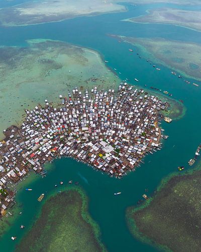 Kleurrijk Waterdorp Indonesië van Bovenaf