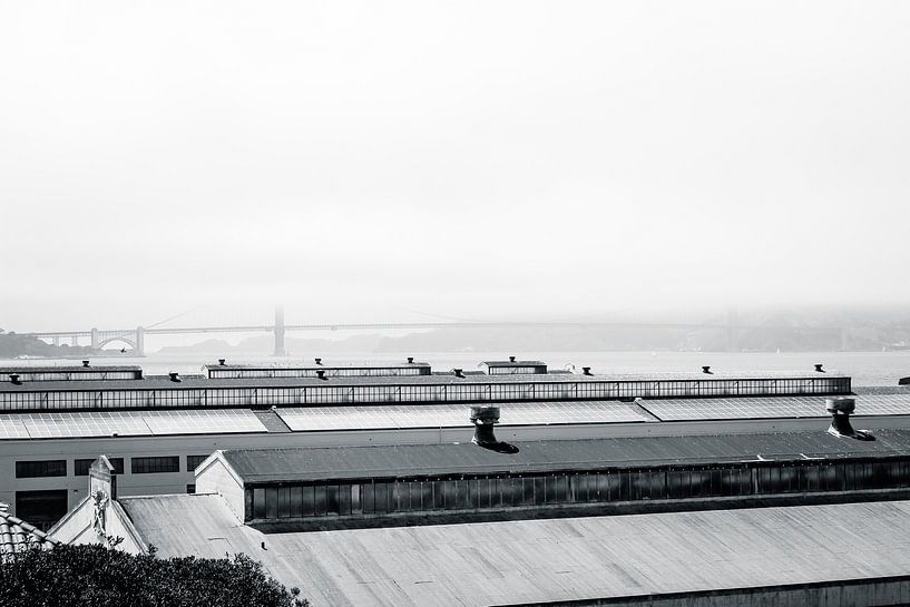 Golden Gate Bridge in de mist van Chantal Kielman