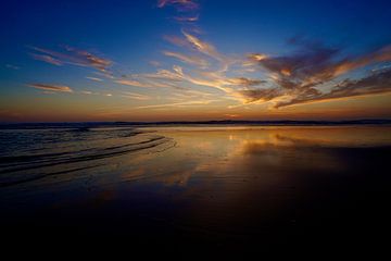 kleurrijke zonsondergang weerspiegeld in de oceaan Frankrijk van Jos Voormolen