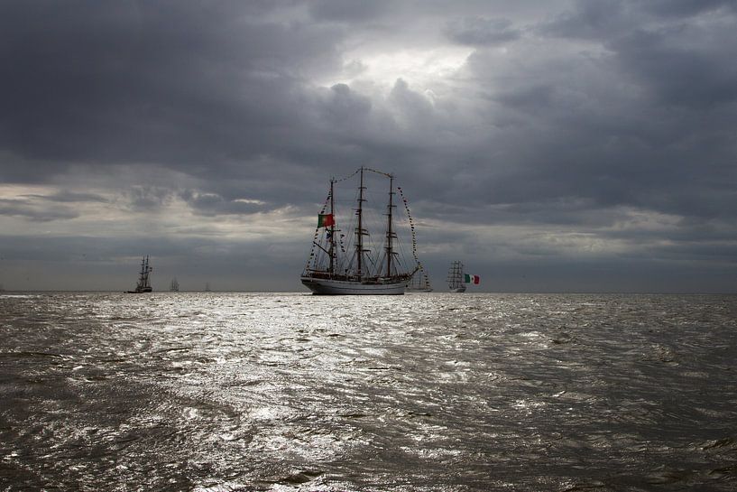 Segelschiff auf dem Weg ins Meer von Mart Marbus