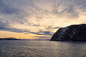 Berge und Felsen im Winter nahe Havøysund in Norwegen