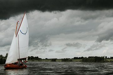 Segelboot in drohender Luft von Trix Leeflang