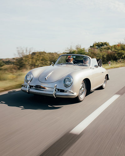 Freiheit unter freiem Himmel – Ein Fahrszenen-Shooting mit einem Porsche 356 Speedster im Vintage-Stil