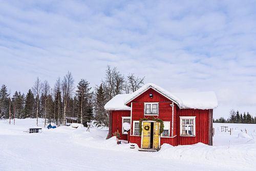 Landschap met sneeuw en houten hut in de winter in Kuusamo, Finnl