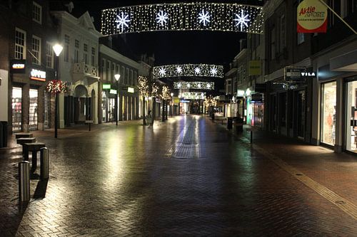 Grote straat in Almelo avond 