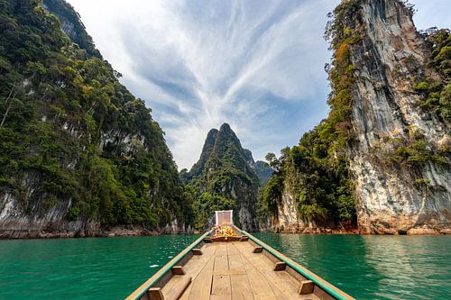 Belles montagnes dans le parc national de Khao Sok (Thaïlande)