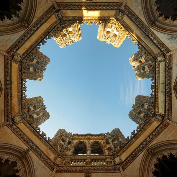 Die unvollendeten Kapellen, Blick in den Himmel. von Berthold Werner