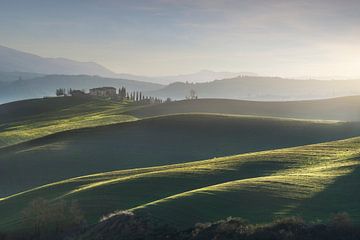 Landschaft im Val d'Orcia an einem Winternachmittag. von Stefano Orazzini