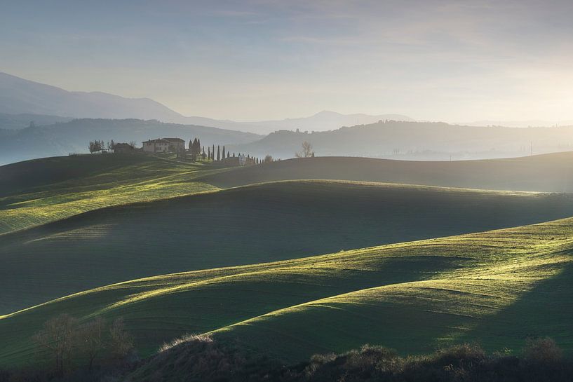 Landschaft im Val d&#039;Orcia an einem Winternachmittag. von Stefano Orazzini