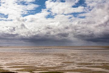 Uitzicht over de Waddenzee met imposante wolken van Lisette Rijkers