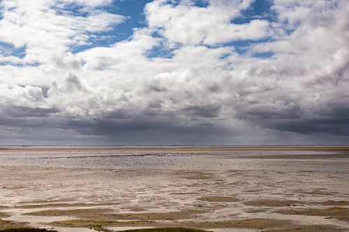 Uitzicht over de Waddenzee met imposante wolken