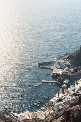 Bucht mit Booten und Restaurants auf Santorin | Reisefotografie Druck | Griechenland