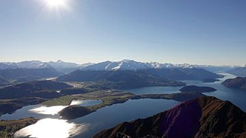 Superbe vue depuis le sommet de Roys Peak sur le lac Wanaka en Nouvelle-Zélande sur Aagje de Jong