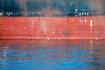 Zeeschepen gespiegeld in de haven van scheepskijkerhavenfotografie