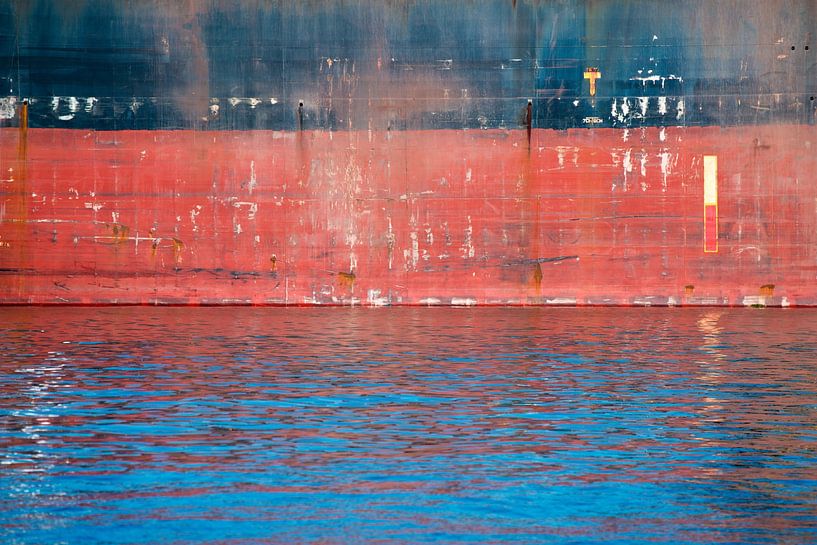 Zeeschepen gespiegeld in de haven van scheepskijkerhavenfotografie