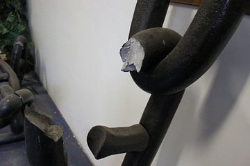 Object in verlaten industriële ruimte (2 van 7)